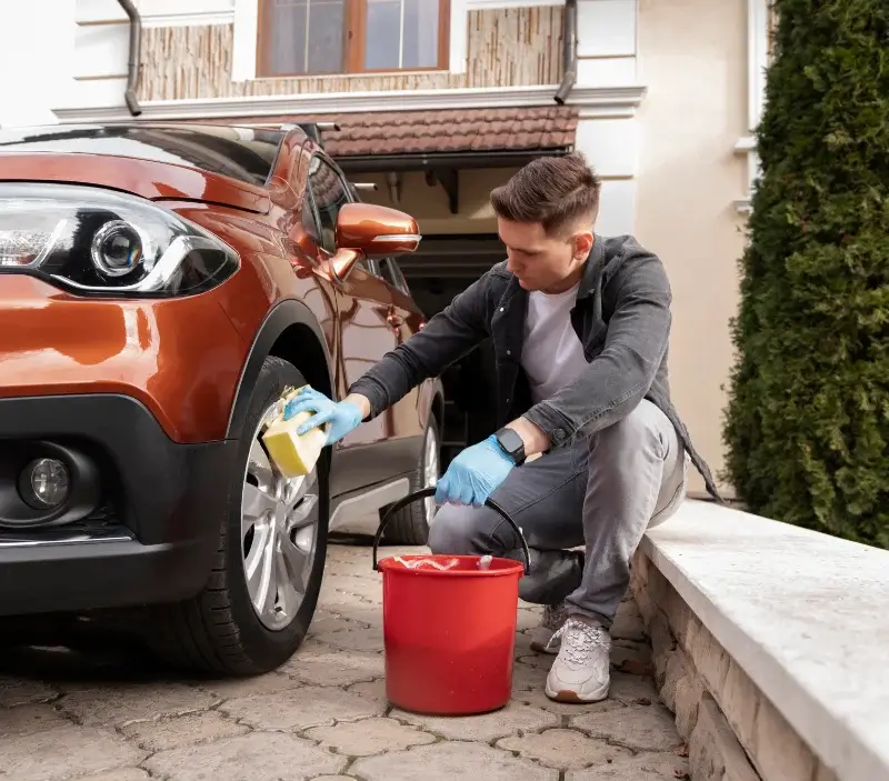 Lavage auto à domicile Vézac : professionnel intervenant sur un véhicule